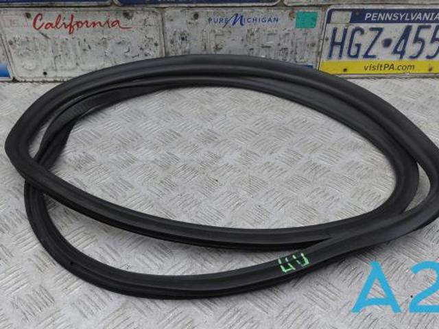 Уплотнитель двери передней, на (кузове) 51727468731 BMW