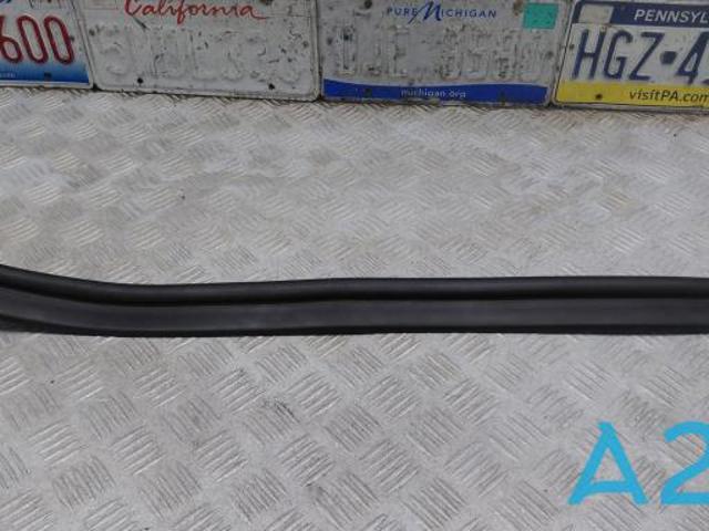 Уплотнитель капота 51767211920 BMW