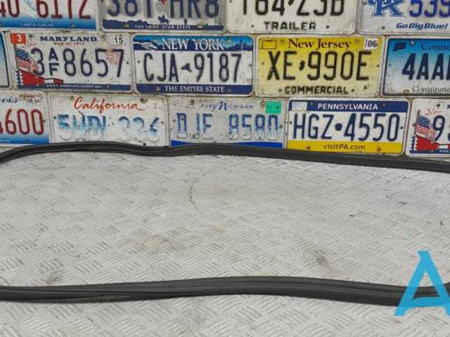 Уплотнитель крышки багажника 51767260916 BMW