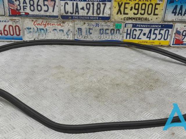 Уплотнитель крышки багажника 51769465400 BMW