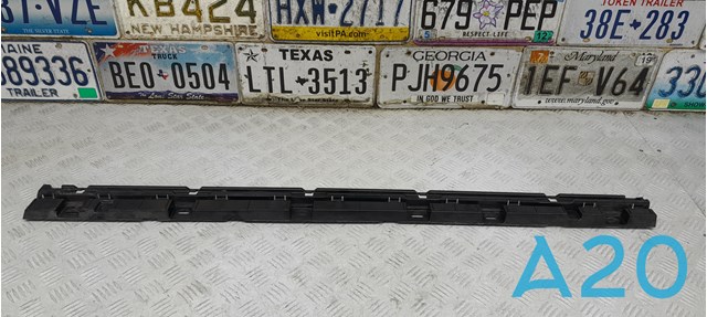 Кронштейн наружной накладки порога правой 51777187102 BMW