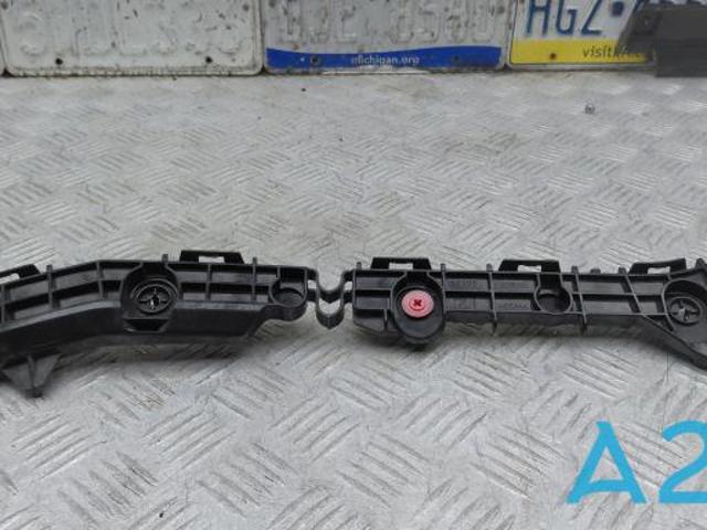Направляющая заднего бампера, левая 5215648060 TOYOTA