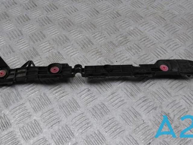 Левый кронштейн заднего бампера 5257647040 TOYOTA