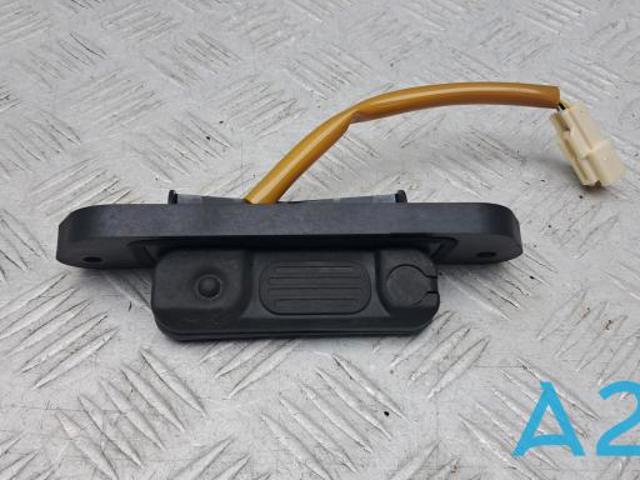 Кнопка привода замка третей/пятой двери 5810A054 MITSUBISHI