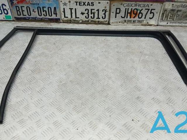 VAG 5NN839432AVNH Направляющая стекла рамки двери задней правой в наличии Черкассы