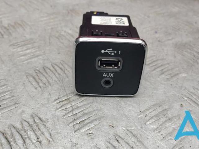 USB-разветвитель 5XG28DX9AD CHRYSLER