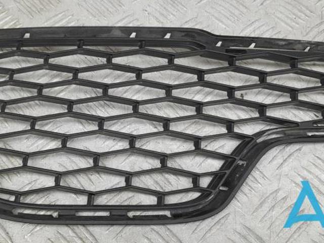 Решетка переднего бампера левая 670010766 MASERATI