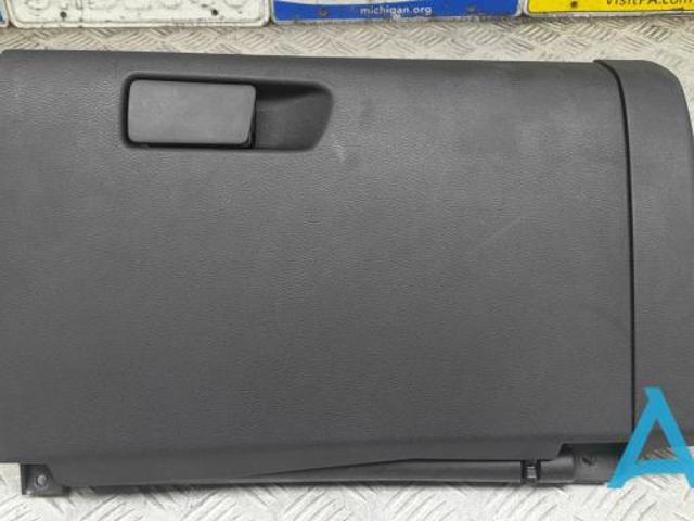 Ящик для предметов ухода 681026RR1A NISSAN