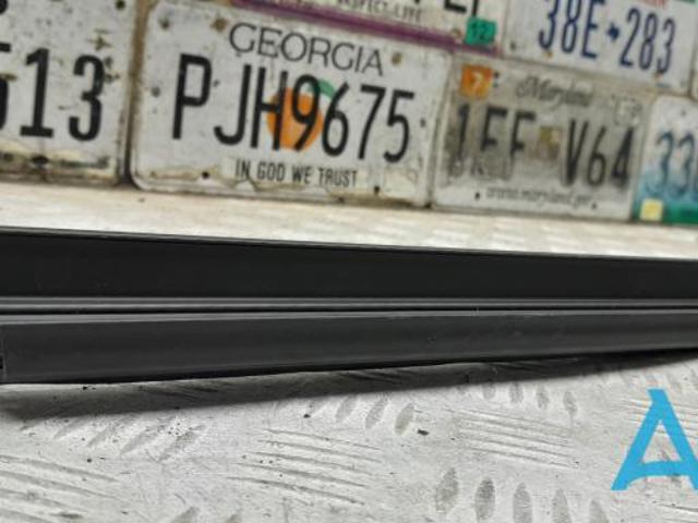 Уплотнитель стекла двери задней левой внутренний (планка) 68103097AC CHRYSLER