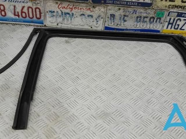 Направляющая стекла рамки двери задней левой 68142971AF CHRYSLER