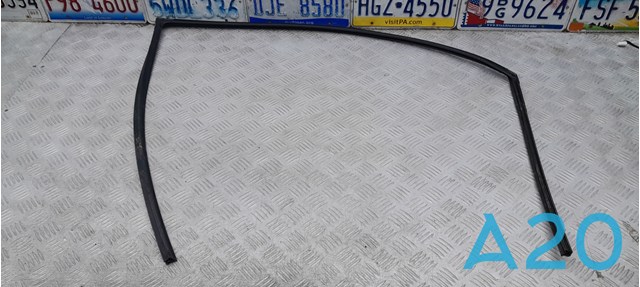 Направляющая стекла рамки двери передней левой 6815176010 TOYOTA