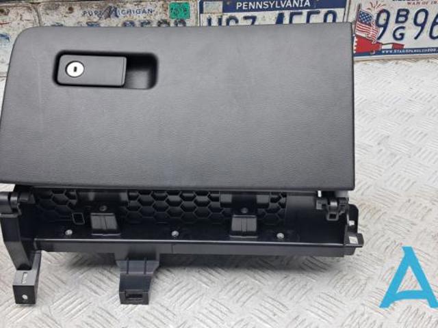 Вещевой ящик 685005DC0A NISSAN