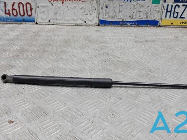 Амортизатор крышки багажника 689500W861 TOYOTA