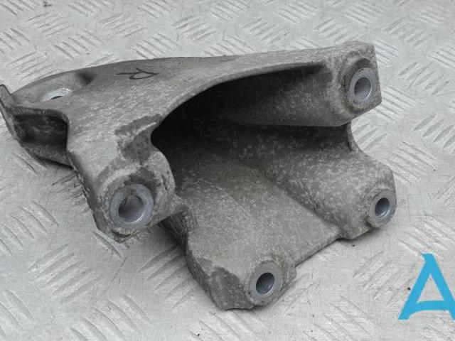 Кронштейн подушки (опоры) двигателя, правой 7L6199308D VAG