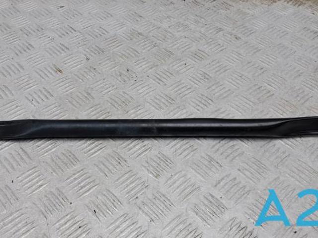 Распорка передних стоек подвески правая 80A805646 VAG