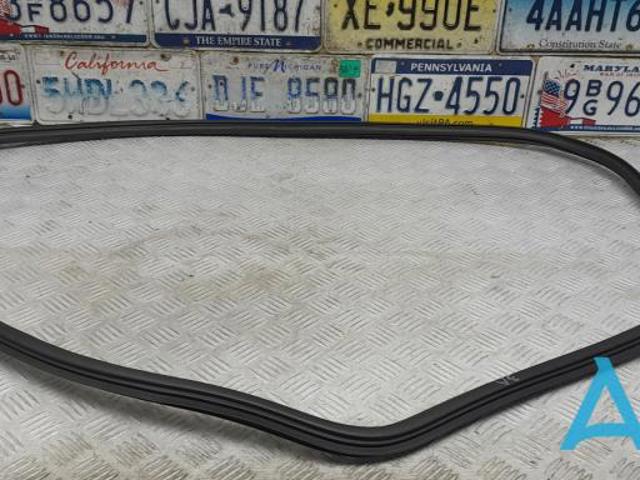 Уплотнитель двери задней, (на кузове) 80A833721A VAG