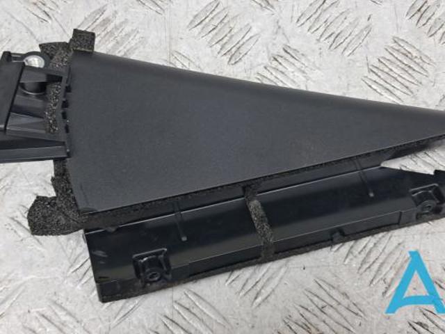 Накладка задней двери, правой, вертикальная 822346RA0A NISSAN