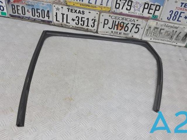 Стекло двери задней левой 823316RR0B NISSAN