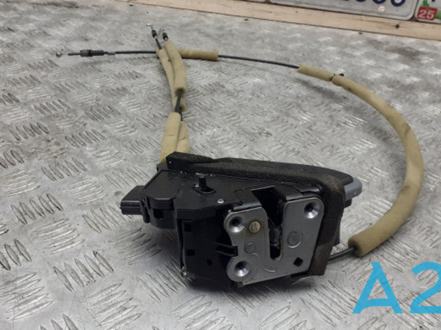 Замок задней правой двери  825004BA0A NISSAN