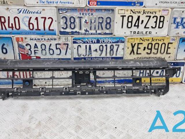 Центральная решетка переднего бампера 83A807683A9B9 VAG