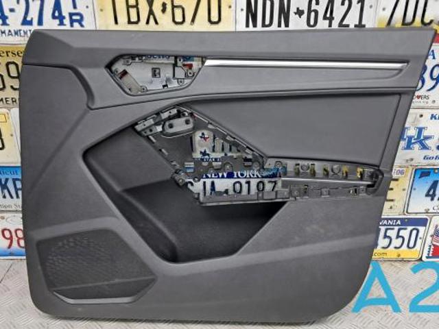Обивка боковины кузова 83B867104SSWS VAG