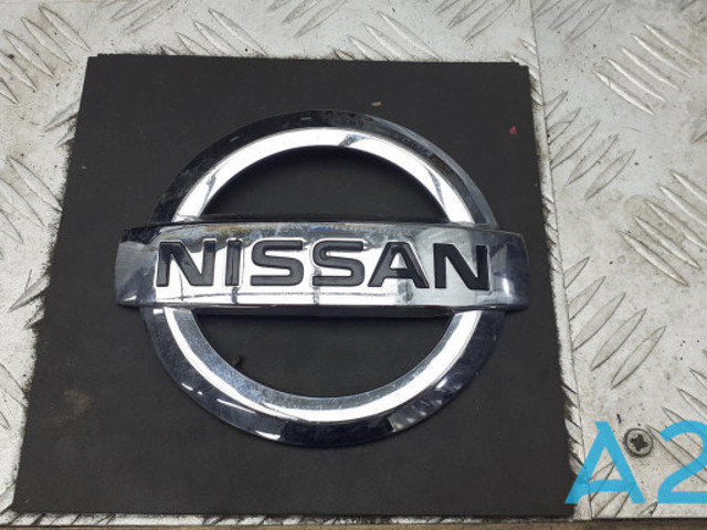 Фирменный значок Nissan Rogue