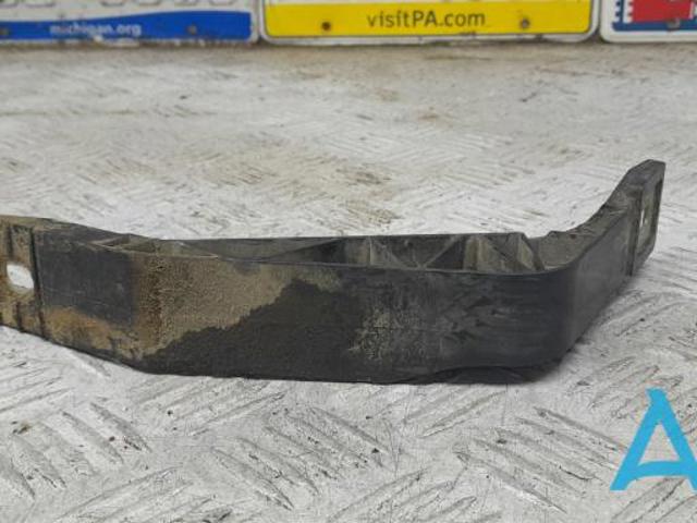Кронштейн суппорта радиатора нижний 8U0805527 VAG