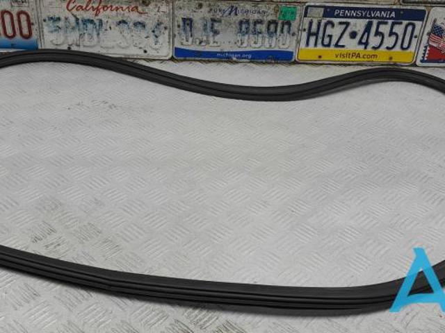 Уплотнитель двери передней, на (кузове) 8V5831721A VAG