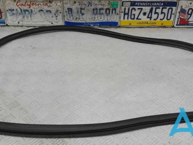 Уплотнитель двери задней, (на кузове) 8V5833721A VAG
