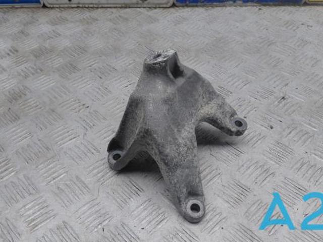 Кронштейн подушки (опоры) двигателя, левой 8W0199307L VAG