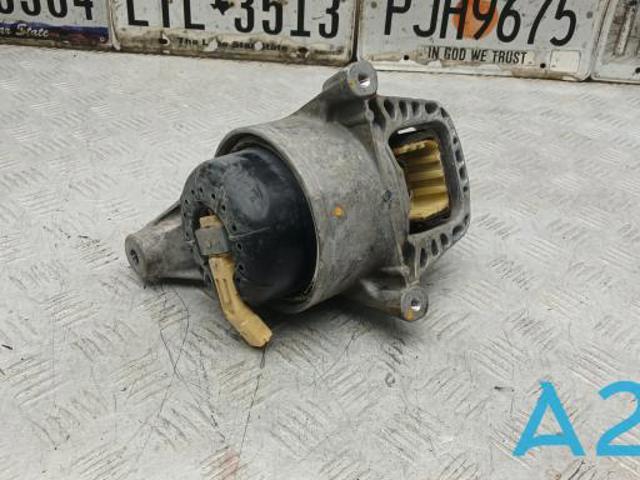 Правая опора двигателя 8W0199372CQ VAG