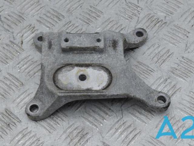 Крепление подушки коробки передач 8W0399118C VAG