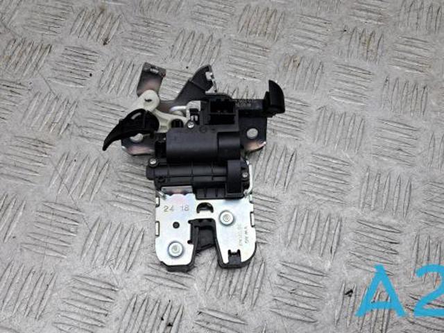 Замок и ручка двери задка 8W0827503 VAG