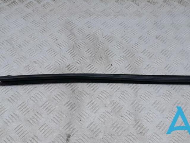 Уплотнитель стекла двери задней правой внутренний (планка) 8W0839480 VAG