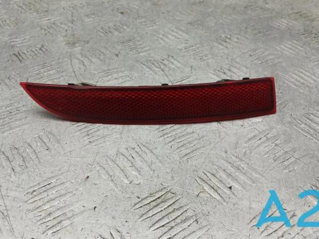 Правый отражатель бампера 8W0945106AC VAG