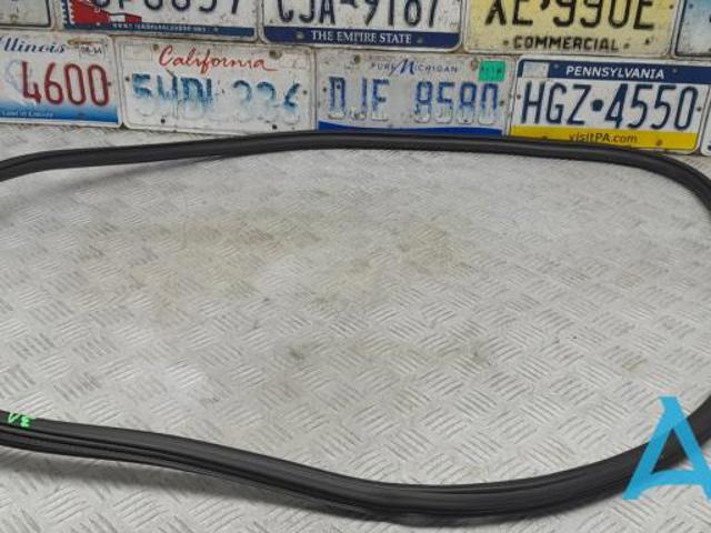 Уплотнитель двери задней, (на кузове) 8W5833721C VAG