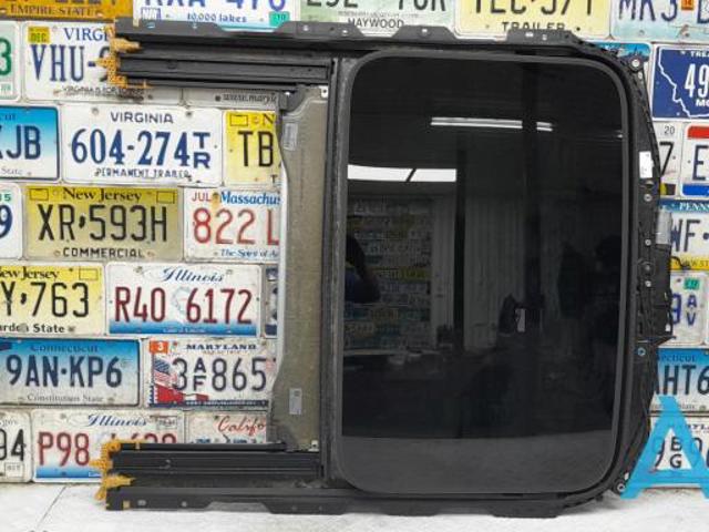 Детали люков облицовки кузова 8W5877049A VAG