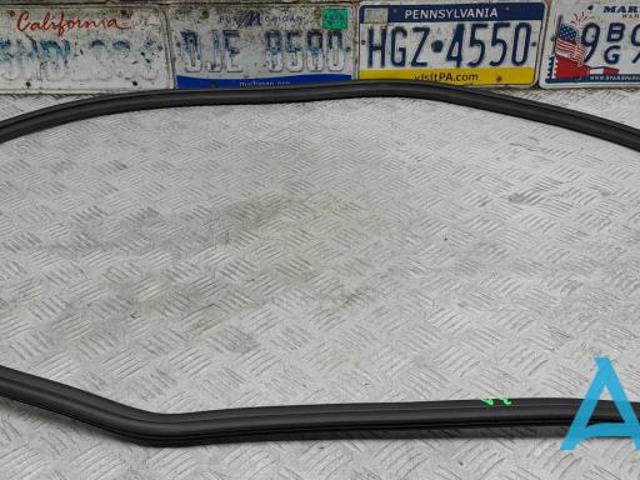 Уплотнитель двери задней, (на кузове) 95B833721A PORSCHE