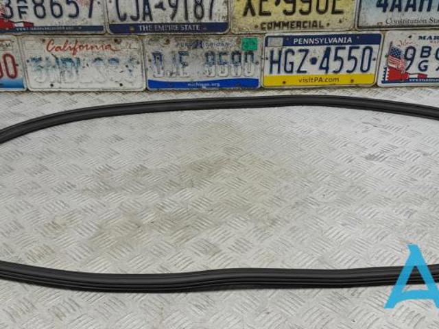 PORSCHE 95B833721A Уплотнитель двери задней (на кузове) в наличии Полтава