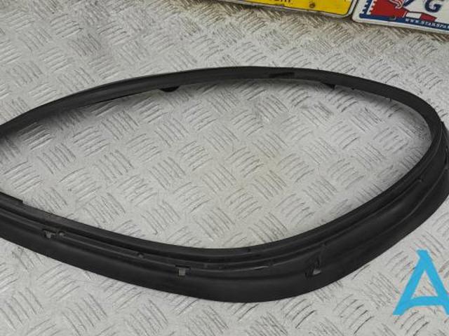 Уплотнитель фары левой 95B941323B PORSCHE