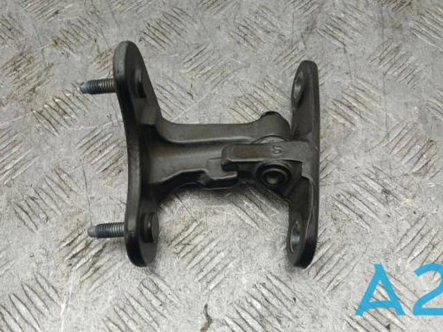 Петля передней двери, правой A1667200237 MERCEDES