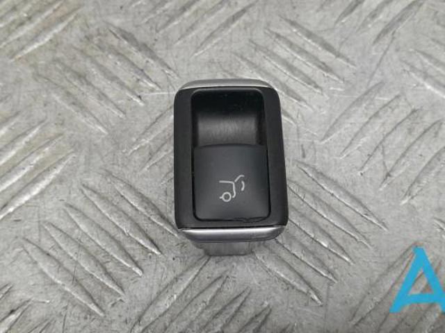 Кнопка салона привода замка 3/5 двери (ляды)/крышки багажника A1668707610 MERCEDES