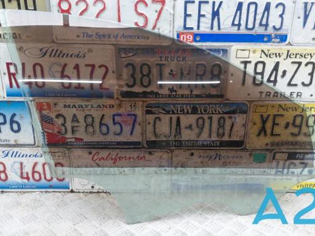 Стекло передней правой двери A2057254000 MERCEDES