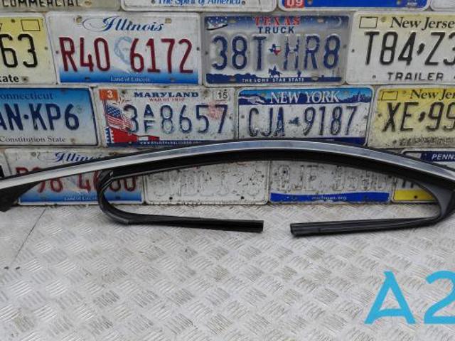 Направляющая стекла рамки двери, переднего левая A2057254500 MERCEDES