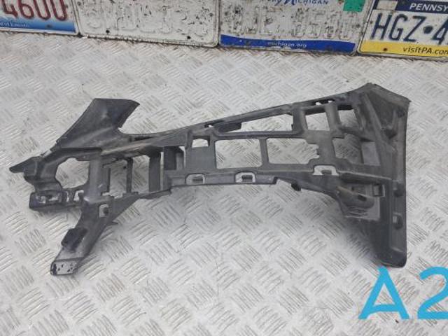 Левый кронштейн переднего бампера A2058850565 MERCEDES