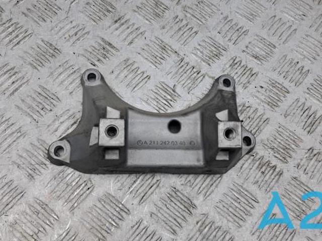 Кронштейн подушки коробки передач A2112420340 MERCEDES