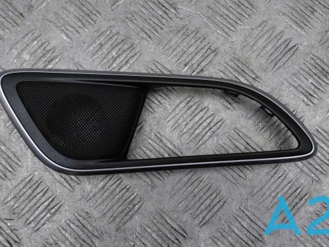Облицовка внутренней ручки двери, задней, правой A2467300448 MERCEDES