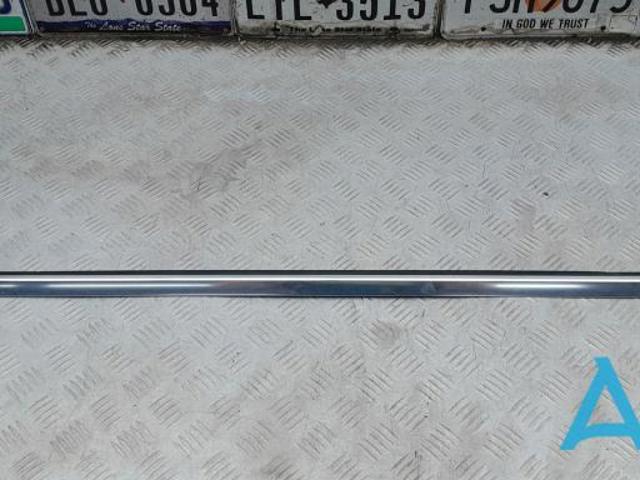 Уплотнитель стекла двери задней левой внешний (планка) A2467350182 MERCEDES