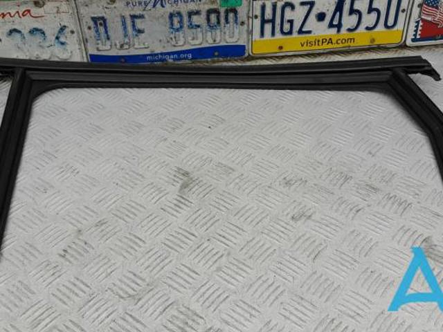 Направляющая стекла рамки двери задней левой A2467350700 MERCEDES
