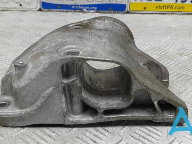 Подушка (опора) двигателя, правая задняя A2702230138 MERCEDES